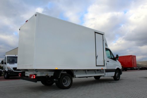 AG Zabudowy - Realizacje - Mercedes Sprinter - kontener z drzwiami bocznymi
